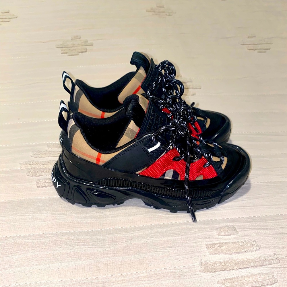 Kids black and red size 29 Burberry sneakers
